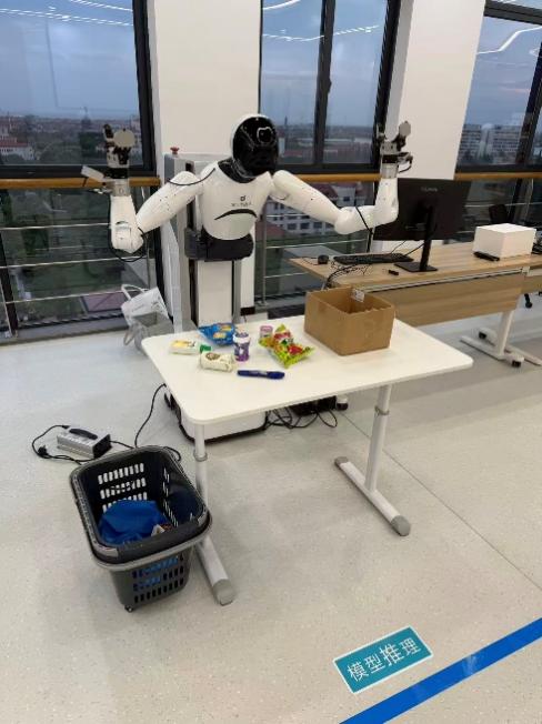 产教融合新篇章 我校与智元机器人联合成立教育具身智能实验室并首开《具身智能实践》课程